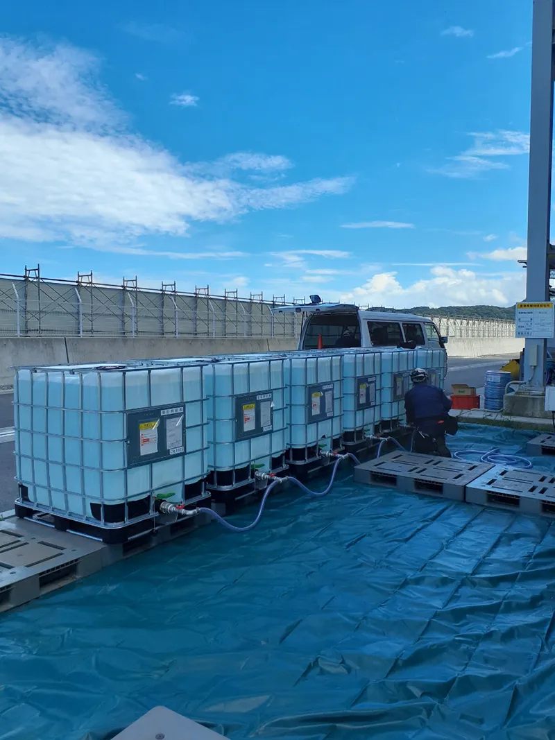 添加剤コンテナタンク並列つなぎ